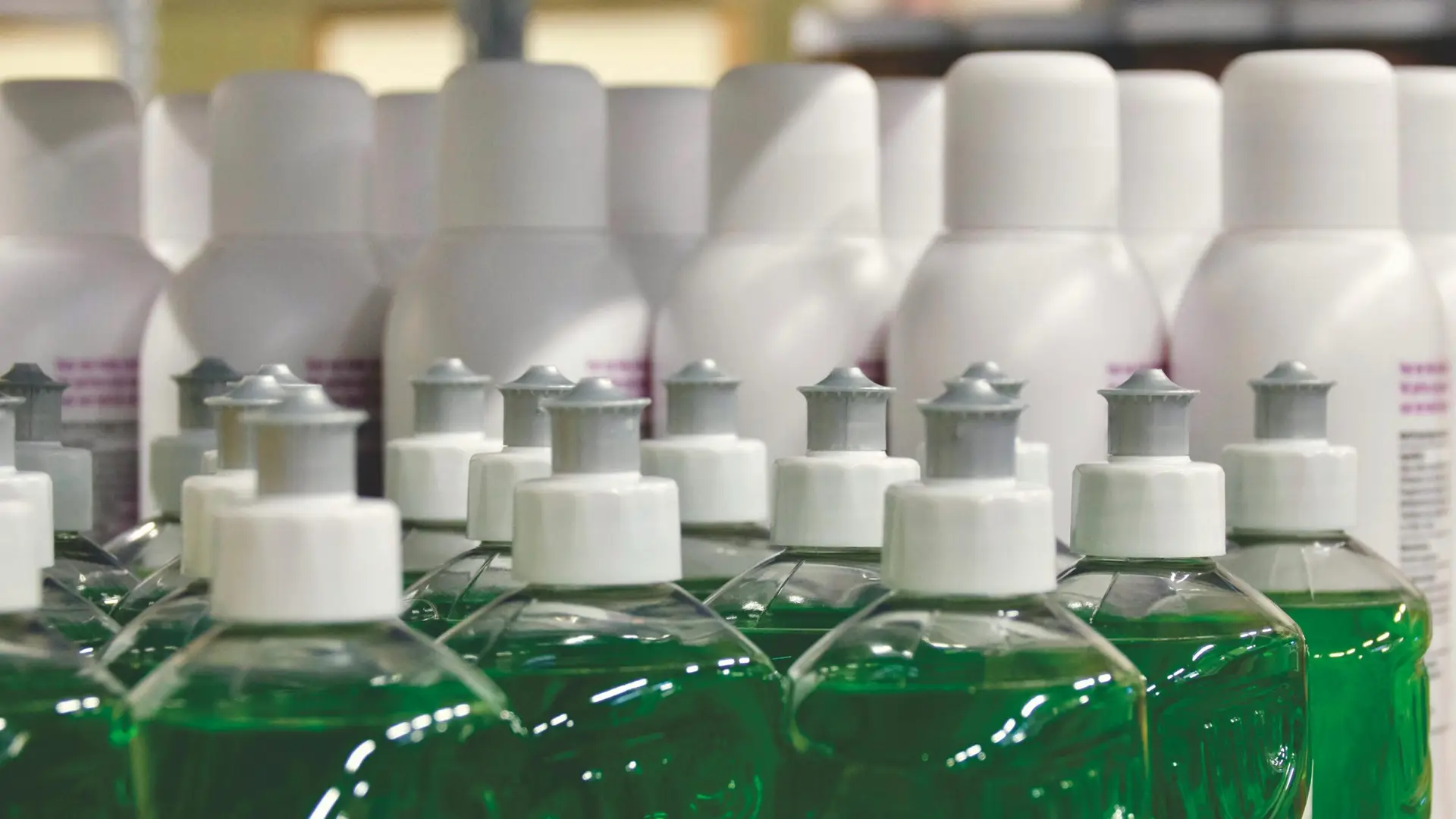 🧴 Désinfectants à Marrakech : quels produits choisir pour une hygiène parfaite ? Close-up view of green liquid in bottles, ideal for household cleaning and stocks.